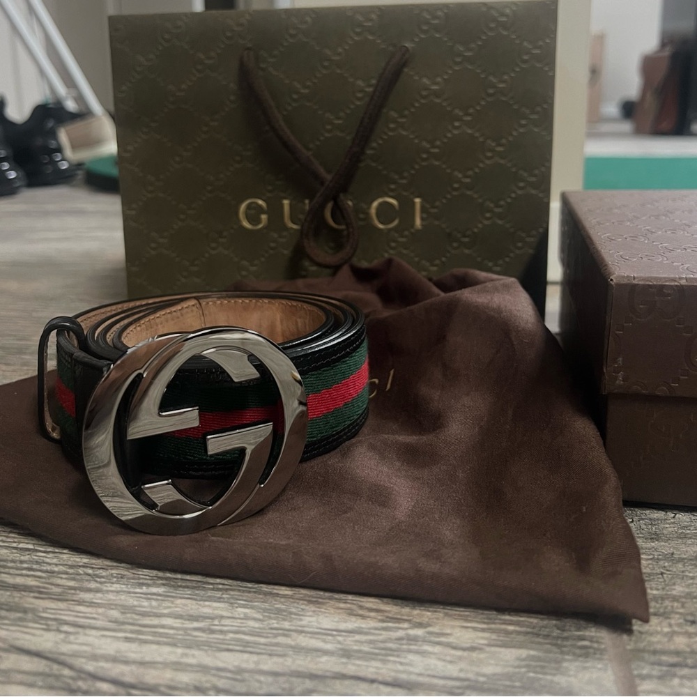 Men’s red and green Gucci belt with silver interlocking Gs